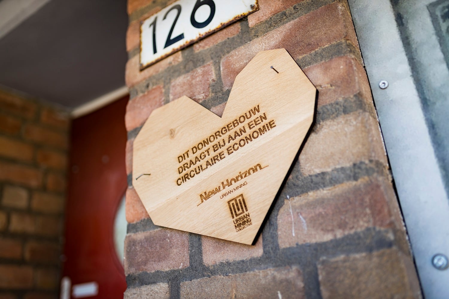 Houten hart donorbordje over donorgebouw
