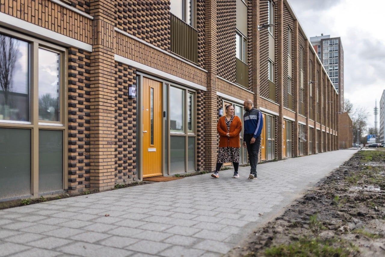 Ninny en Francisco voor hun nieuwbouwwoning in Pendrecht