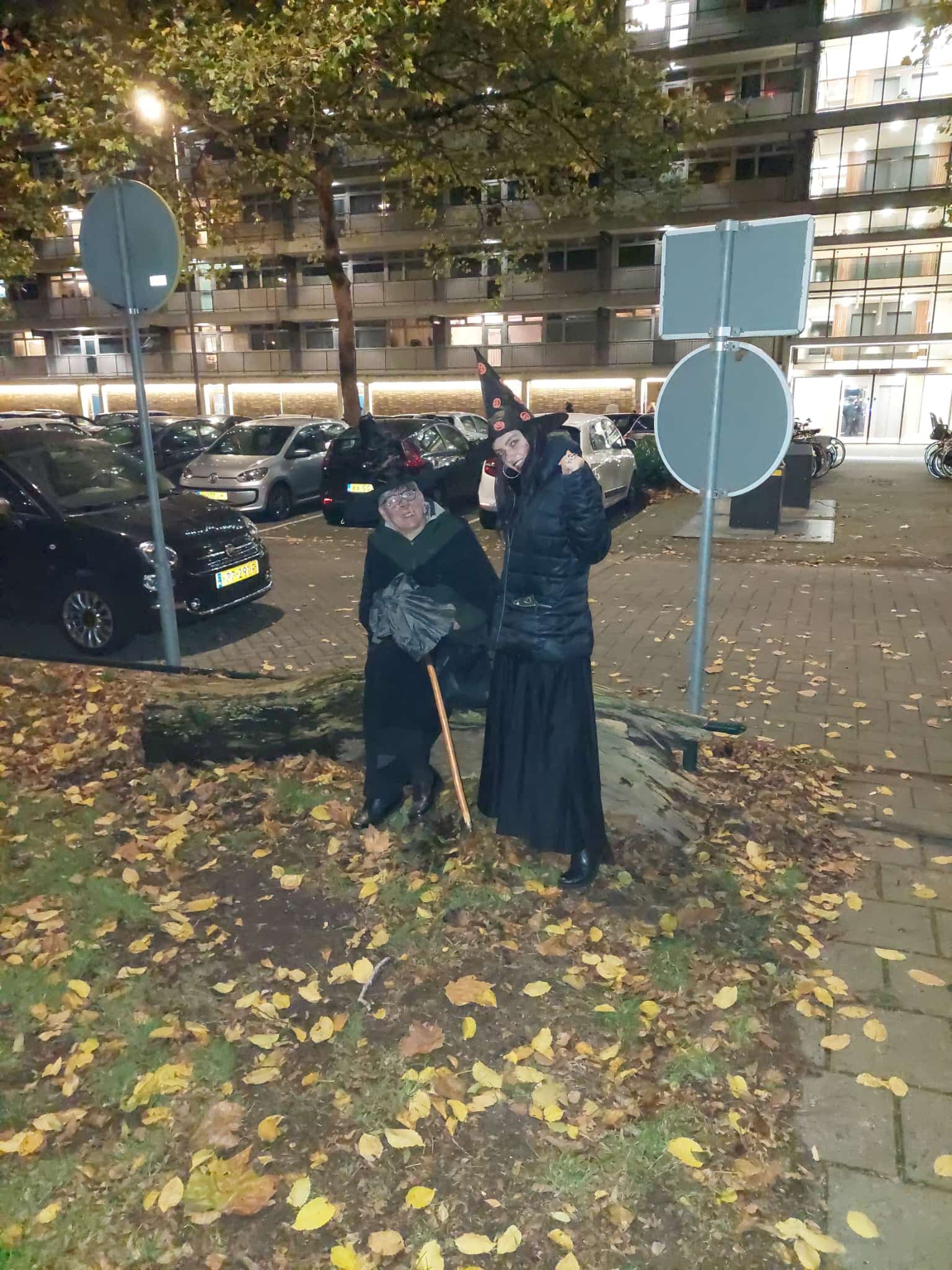 Twee buurtbewoners zijn verkleed voor Halloween