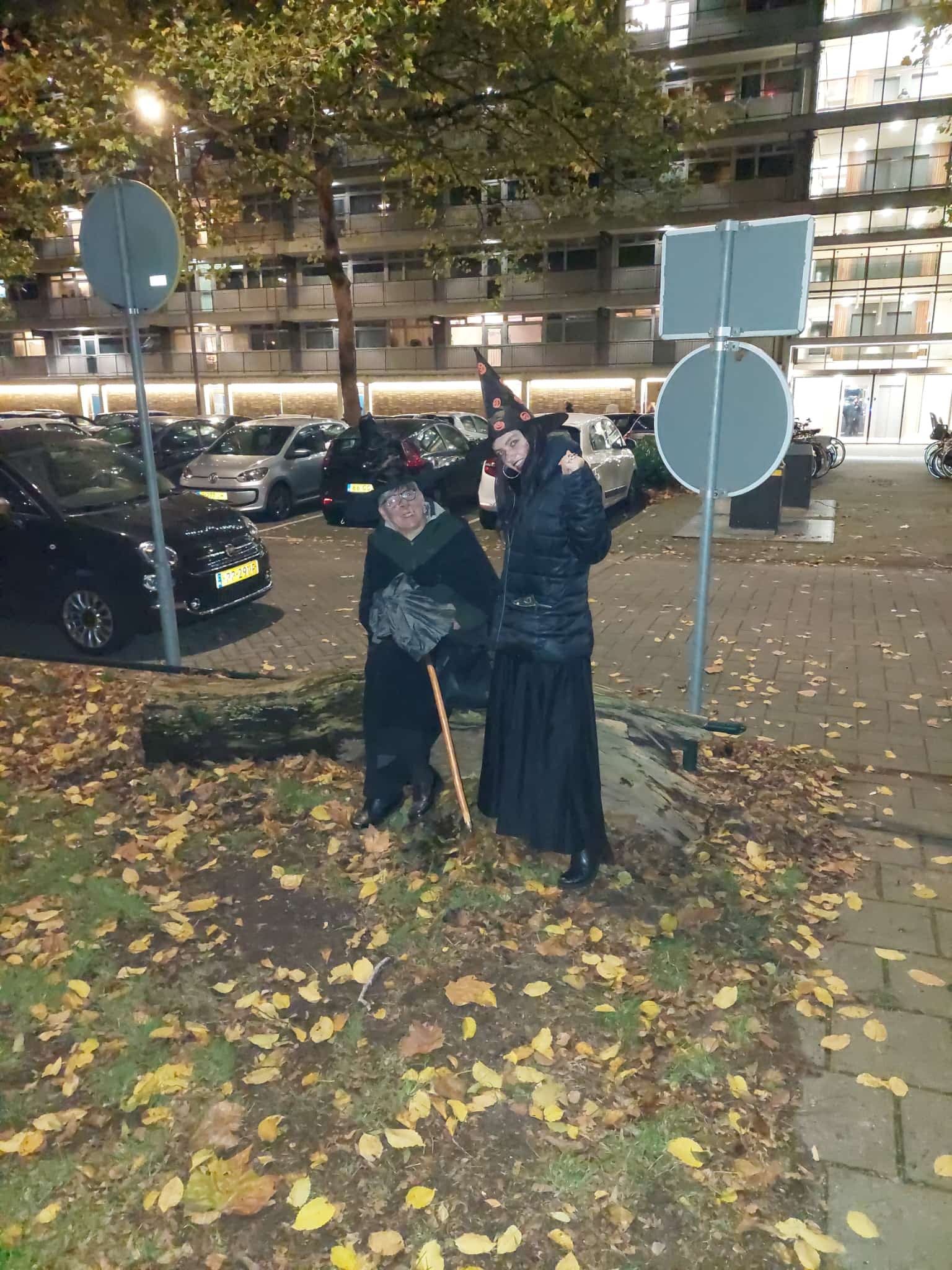 Twee buurtbewoners zijn verkleed voor Halloween