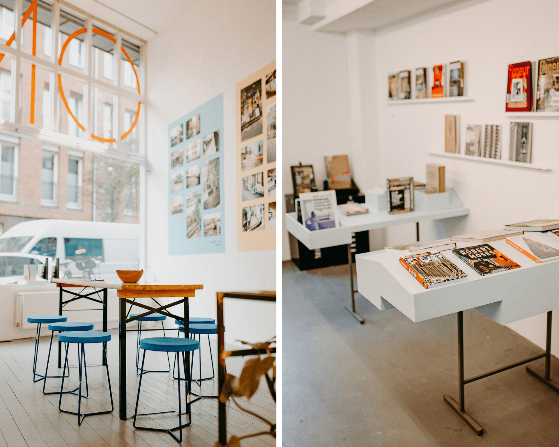 Interierur OMI met tafels, stoeltjes en boeken