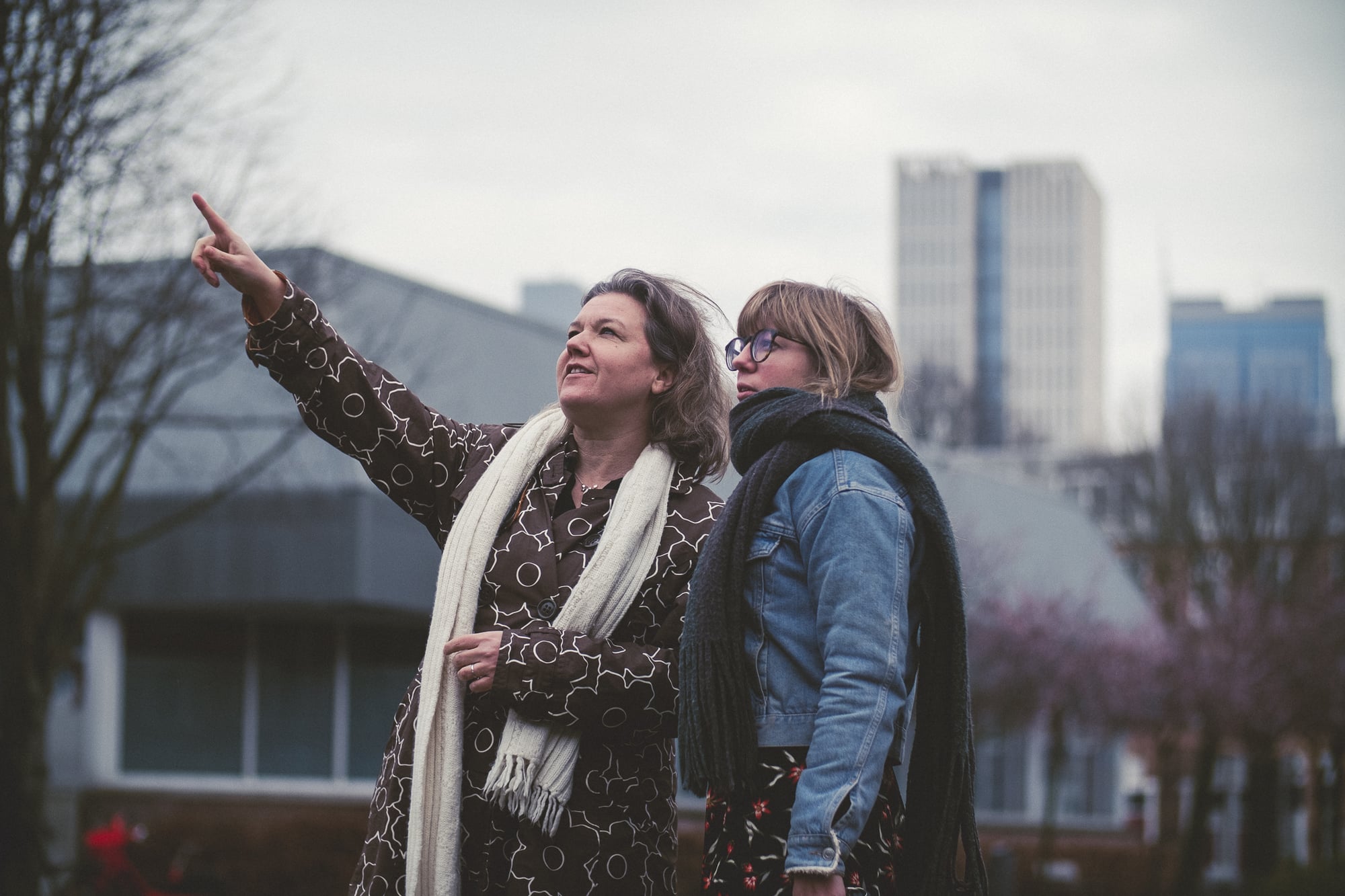 Portret Querien en Barbara, wijzend naar iets voor hen