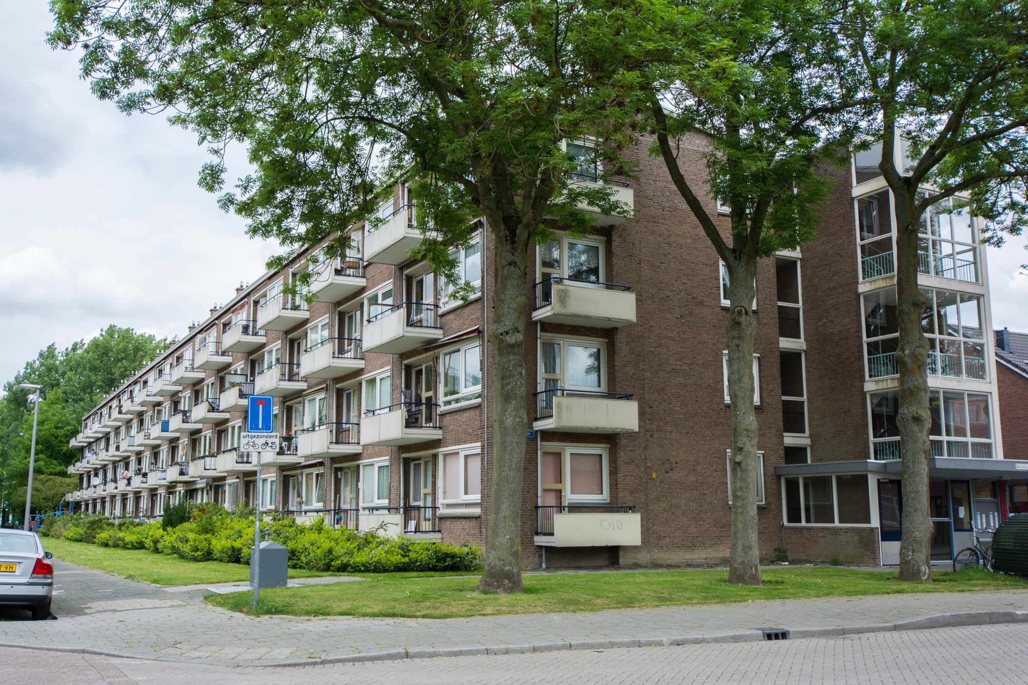 Zijkant flatgebouw vanaf de straat
