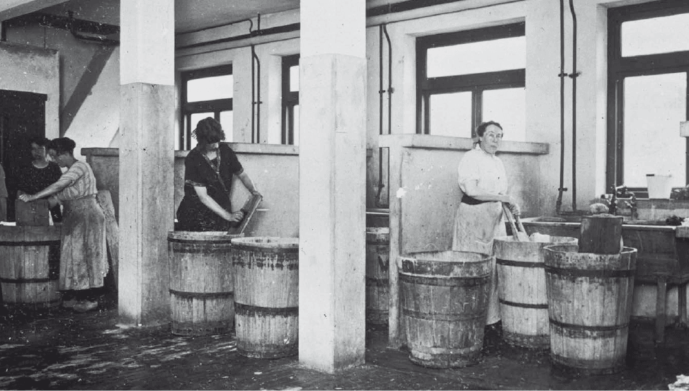 Zwartwit foto van het badhuis in het Justus van Effenkwartier