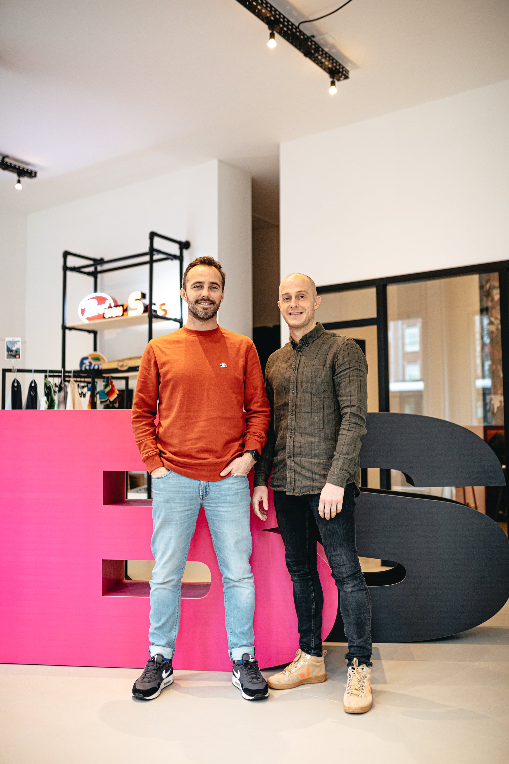 Patrick en collega voor grote letters BS