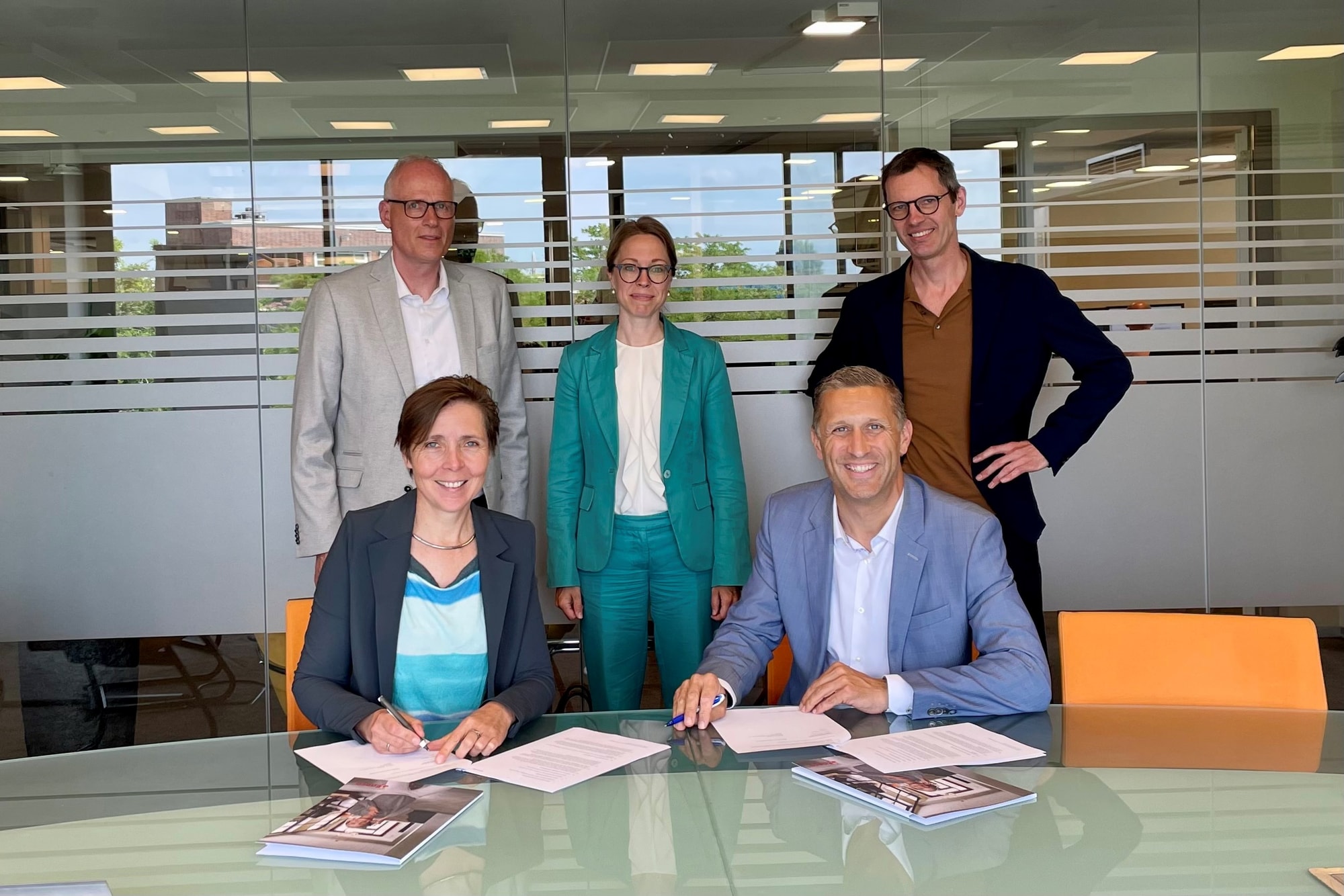 Groepsfoto ondertekening Eneco