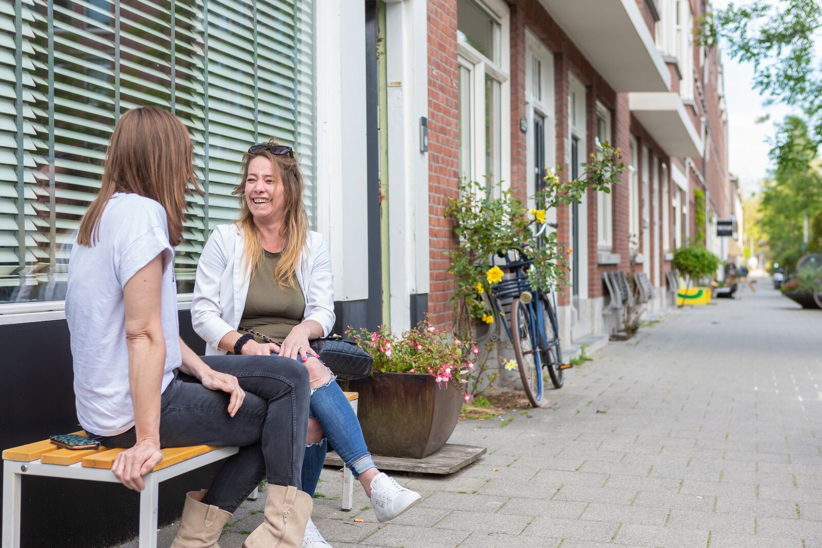 Vriendinnen op bankje.