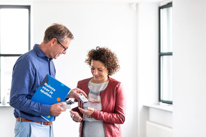 Ondernemer is nu officieel nieuwe huurder van een bedrijfsruimte van Woonstad Rotterdam en krijgt welkomstpakket