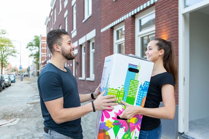 Kopers verhuizen naar hun nieuwe koophuis van Woonstad Rotterdam