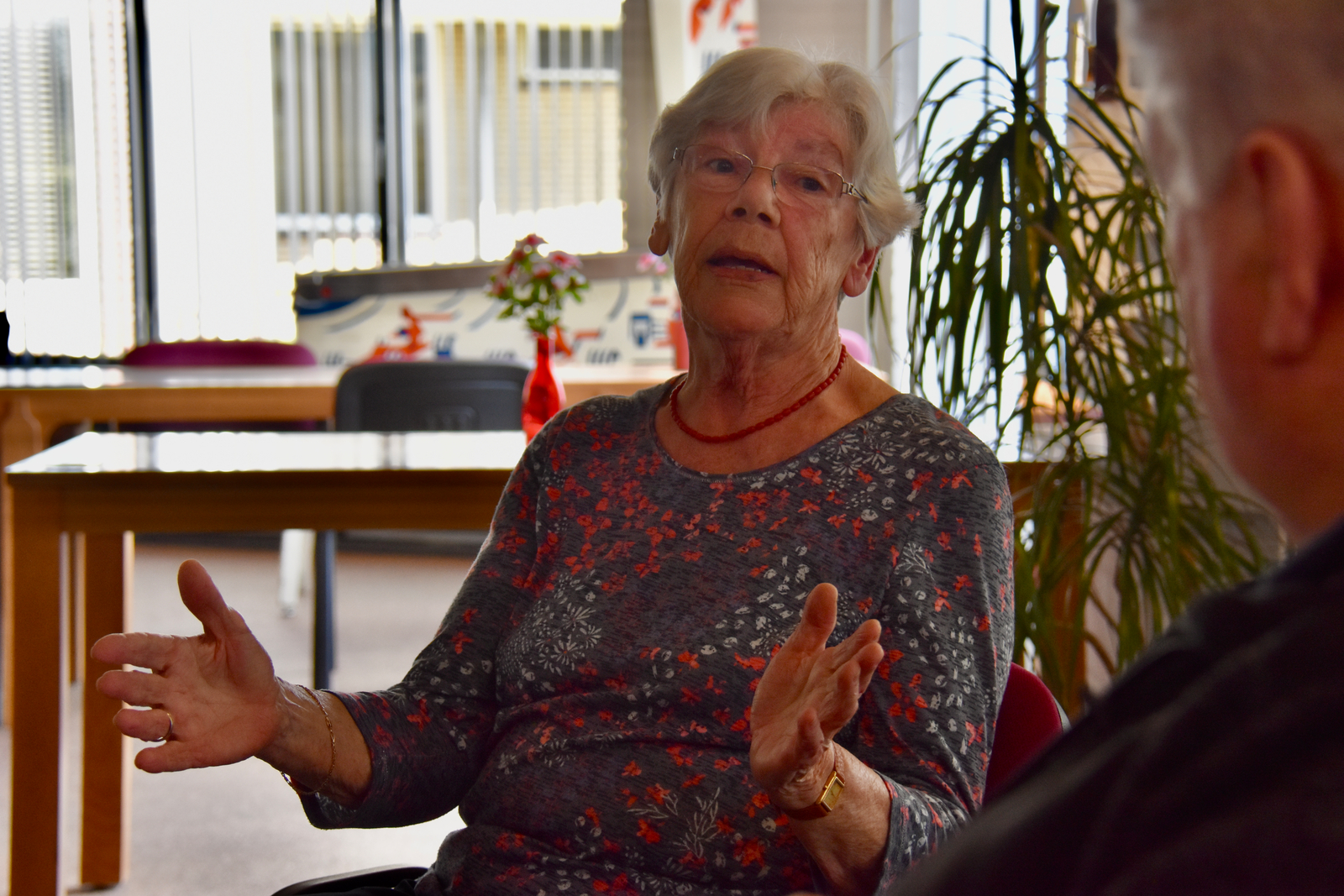 Ada Straatsma in thuisplusflat Leyerwaard-portret