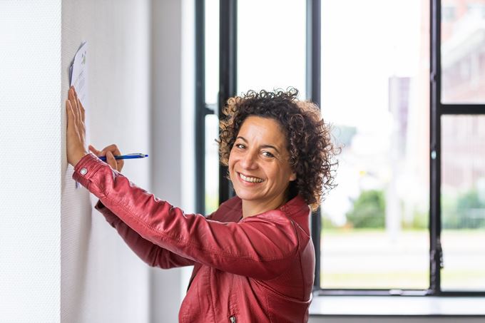 Ondernemer tekent het huurcontract van een bedrijfsruimte van Woonstad Rotterdam