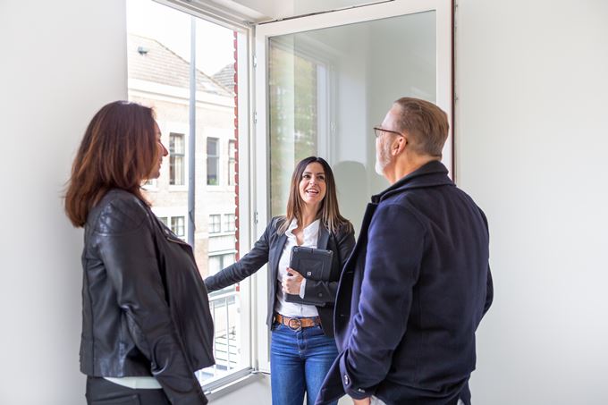 Stel krijgt een rondleiding bij een vrije sector huurwoning van Woonstad Rotterdam