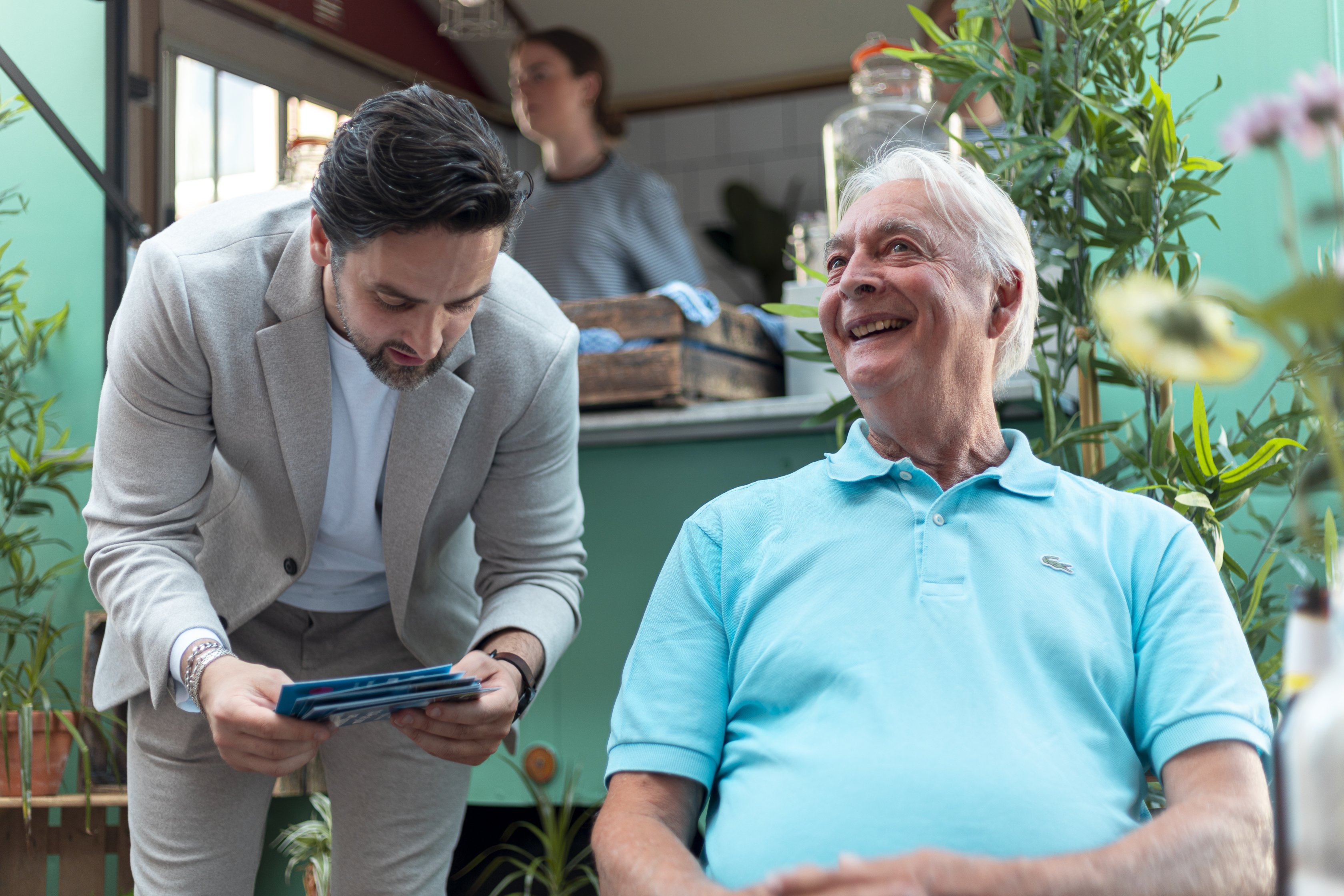 Woonstadmedewerker praat met buurtbewoner