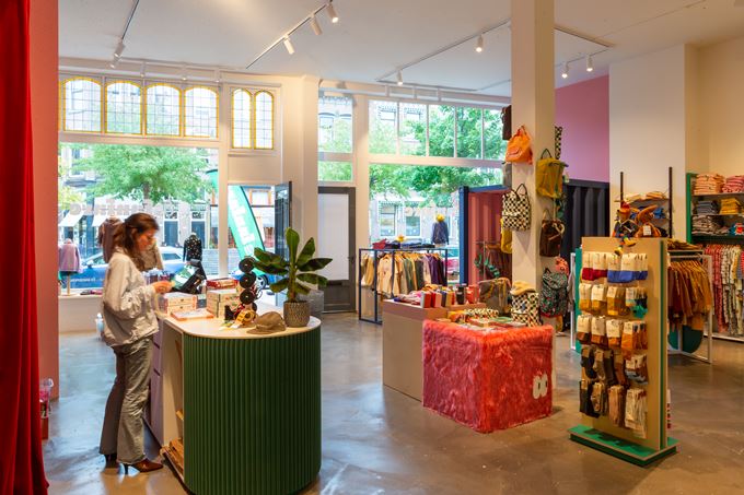 Ondernemer Reinder Prins huurt een winkelruimte van Woonstad Rotterdam