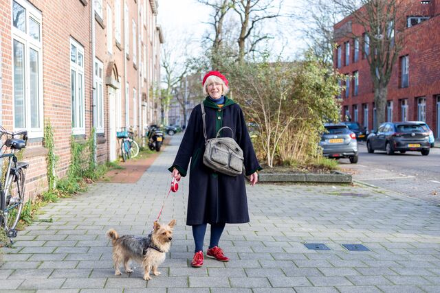 Nieuw _Crooswijk _straatfotografie _wijkkrant_ mevrouw _met _rode _muts